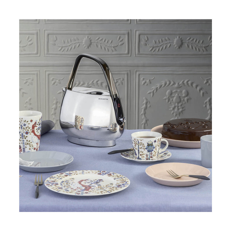 Smart kettle with tea and cake on the table - Jackie Chrome -Casa Bugatti